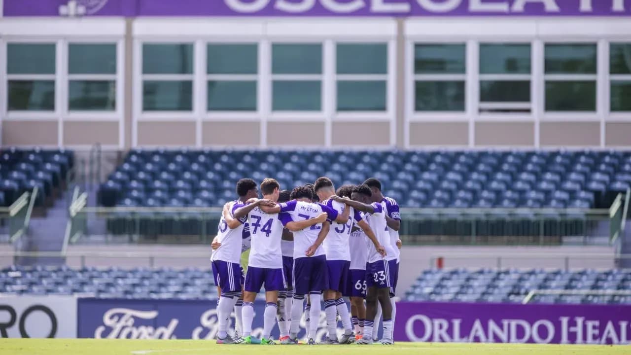 Jugadores de Orlando City II en huddle Jugadores de Orlando City II en huddle