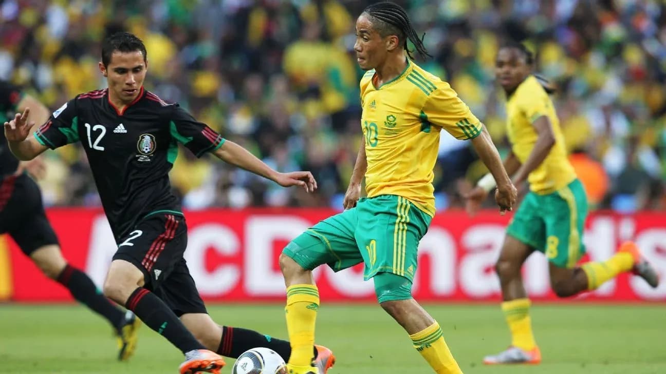 Jugadores de México y Sudáfrica compitiendo por el balón Jugadores de México y Sudáfrica compitiendo por el balón