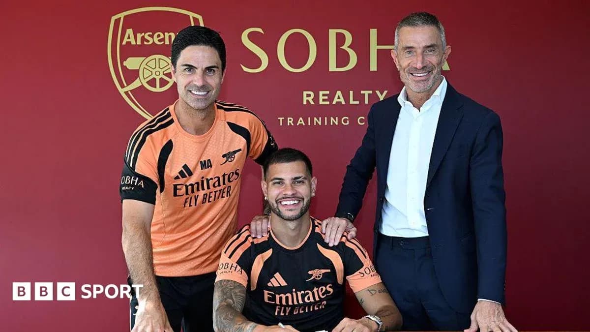 Entrenador y jugador posando tras firma de contrato Entrenador y jugador posando tras firma de contrato