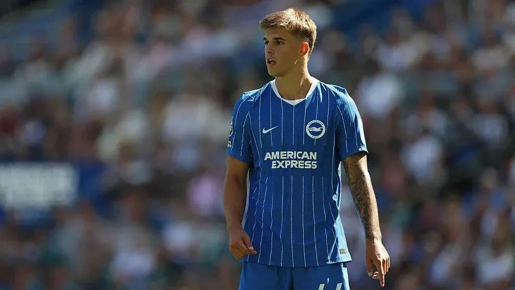 Jugador de Brighton en el campo durante el partido Jugador de Brighton en el campo durante el partido