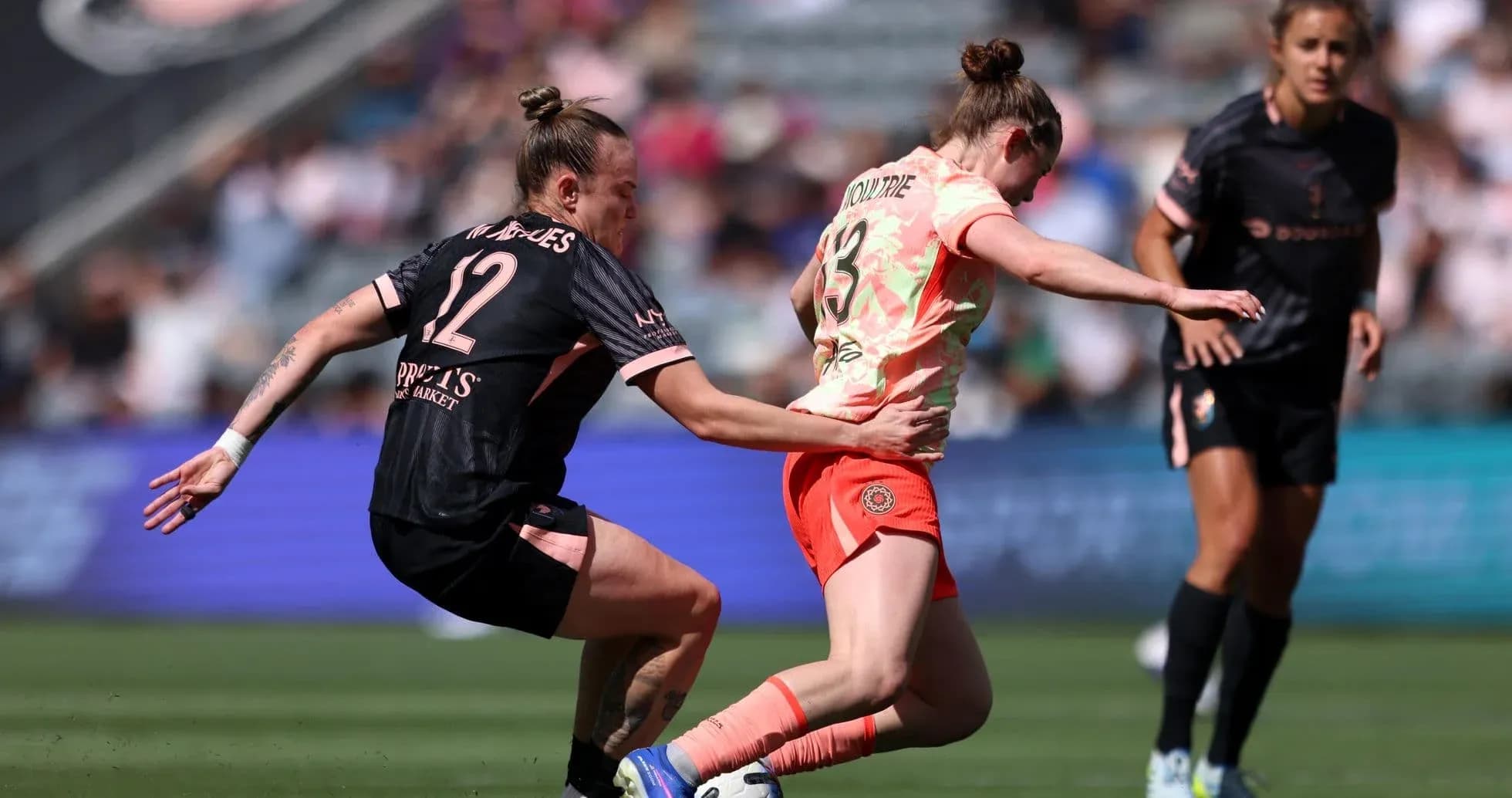 Jugadora de Portland Thorns en acción contra Utah Royals Jugadora de Portland Thorns en acción contra Utah Royals