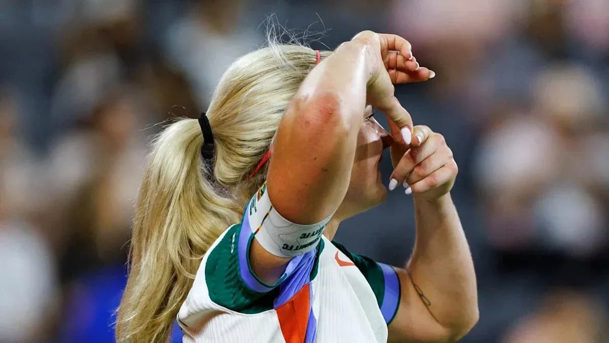 Jugadora de tenis tocándose la frente en la cancha Jugadora de tenis tocándose la frente en la cancha