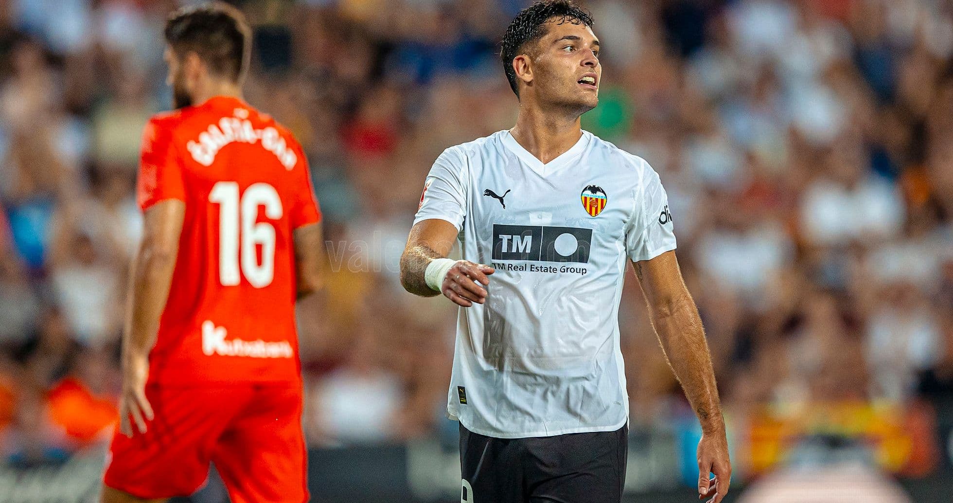 Jugador del Valencia en partido contra Real Sociedad Jugador del Valencia en partido contra Real Sociedad