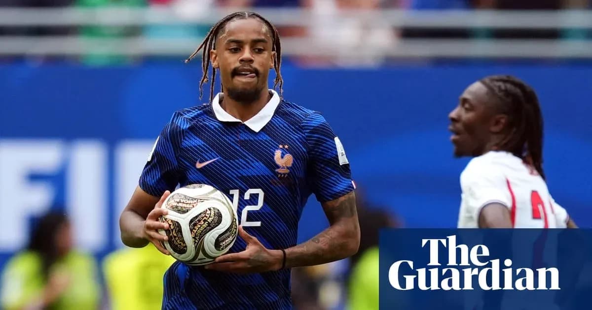 Jugador de Francia sosteniendo el balón en el campo Jugador de Francia sosteniendo el balón en el campo