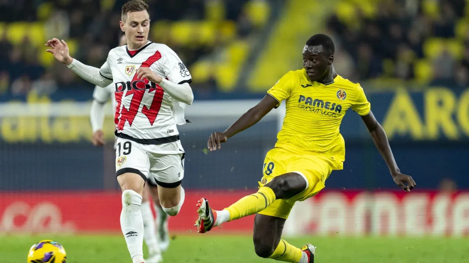 Jugadores de Rayo Vallecano y Villarreal en acción Jugadores de Rayo Vallecano y Villarreal en acción