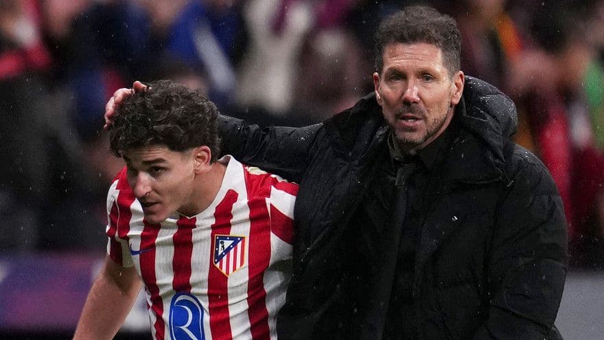 Diego Simeone está furioso con Julián Álvarez por su insistencia en fichar por el Barcelona Diego Simeone está furioso con Julián Álvarez por su insistencia en fichar por el Barcelona